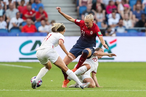 英格兰女足半场1-0领先丹麦女足，夺取女子世界杯半决赛先机！